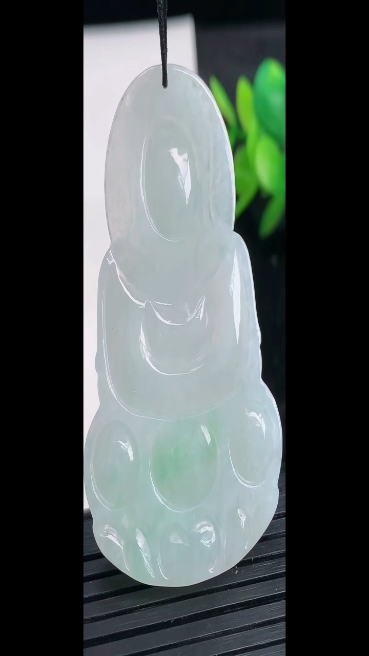 天然A货翡翠观音菩萨吊坠尺寸53.8-36.6-5.8重量:17.90g
3月27日