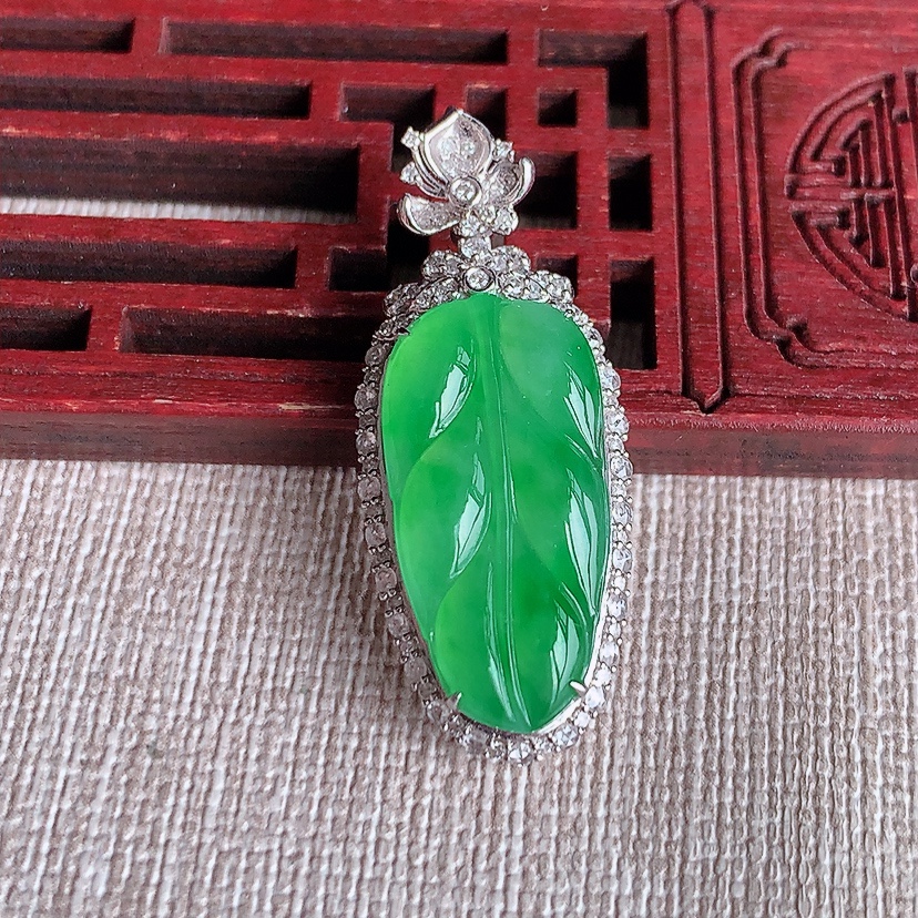 天然A货翡翠18K金伴钻镶嵌阳绿叶子金枝玉叶吊坠 
尺寸36-14.8-7.6裸石23-11.4mm 重量4.36g 0326