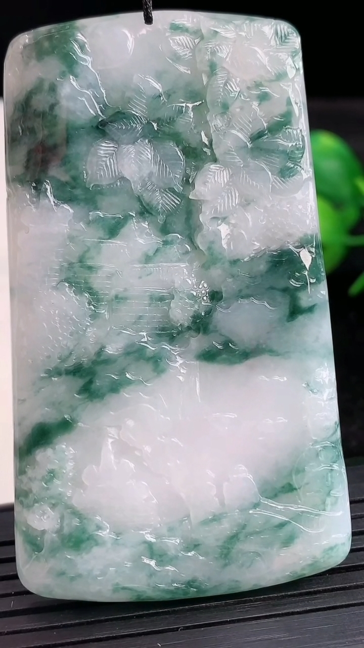 天然A货翡翠牌吊坠尺寸67.6-39-5.5重量:36.86g
3月27日