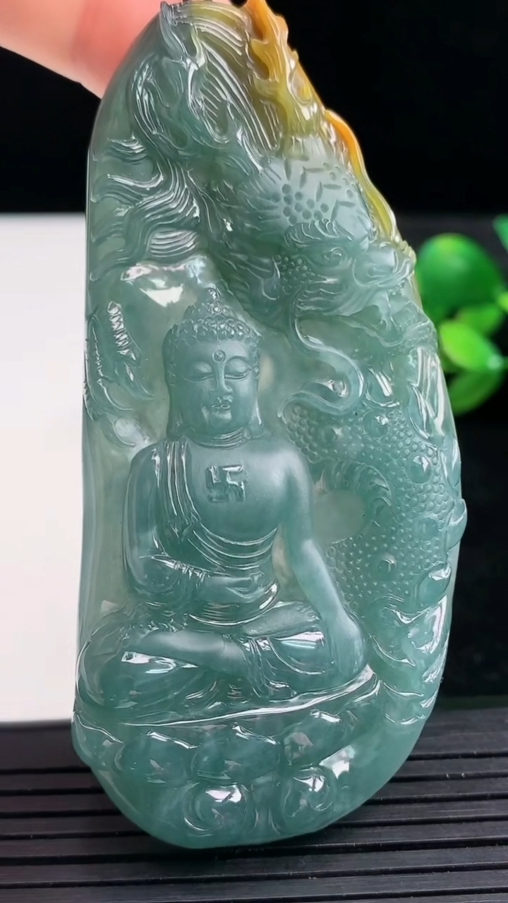 天然A货翡翠蓝水双彩祥龙阿弥陀佛吊坠尺寸79.9-38.4-8.1重量:48.22g
3月27日