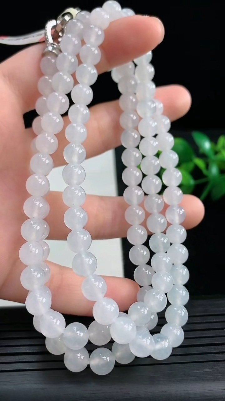 天然A货翡翠圆珠项链尺寸6.8-108颗重量:59.04g3月27日
工厂直销收藏佳品,种好水足，色泽均匀，有种有色，上手高大气！