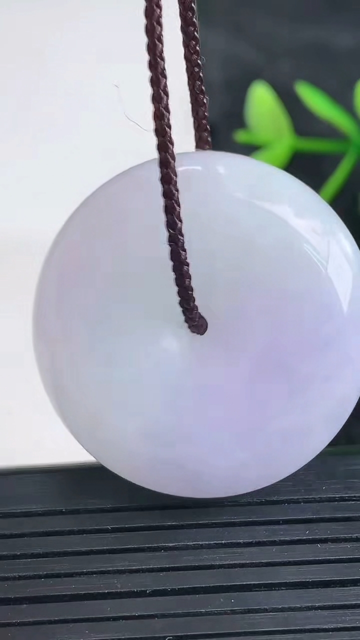 天然A货翡翠紫罗兰平安扣吊坠尺寸33.5-11.7重量:28.17g
3月27日