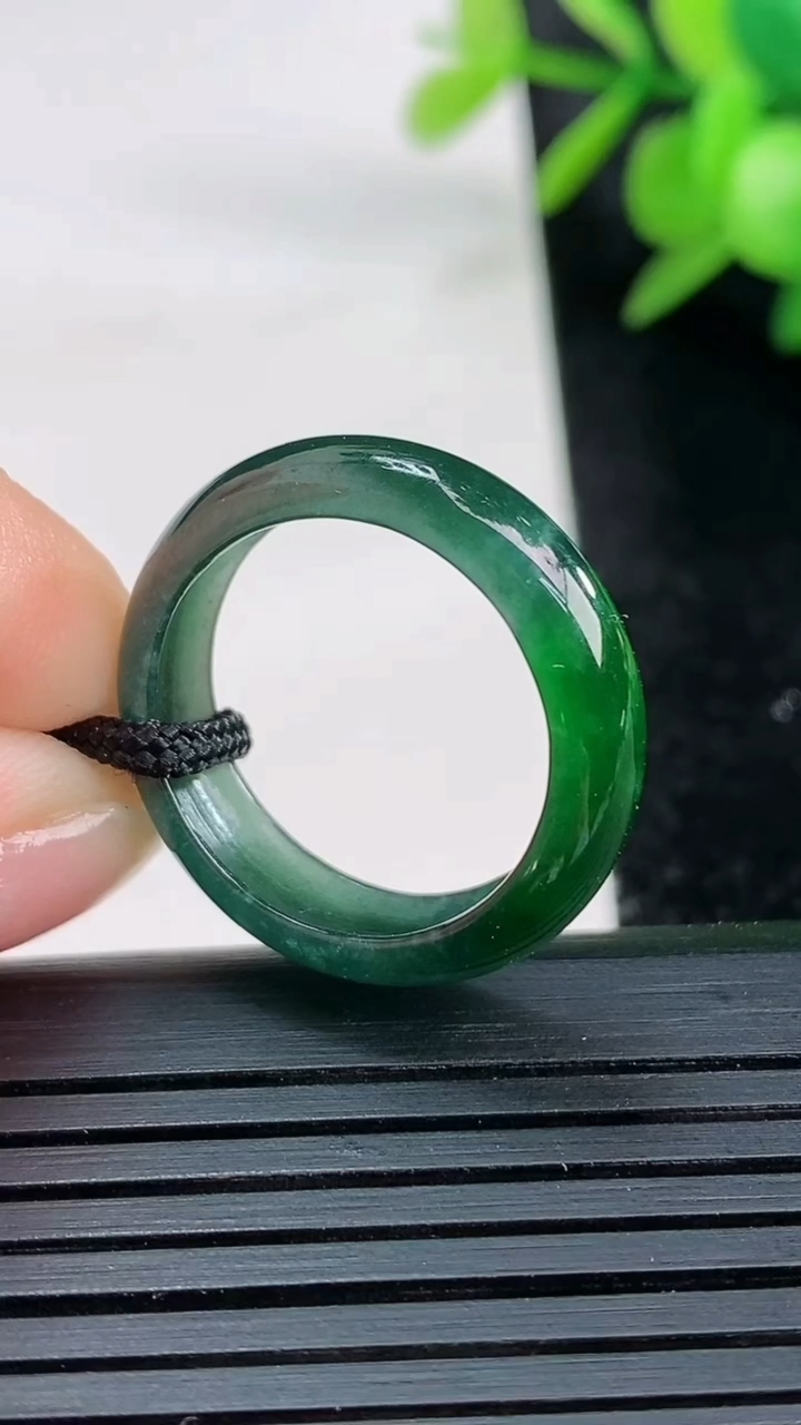 天然A货翡翠指环戒指尺寸18.6-5.5-3重量:2.39g2026年3月27日
工厂直销收藏佳品,