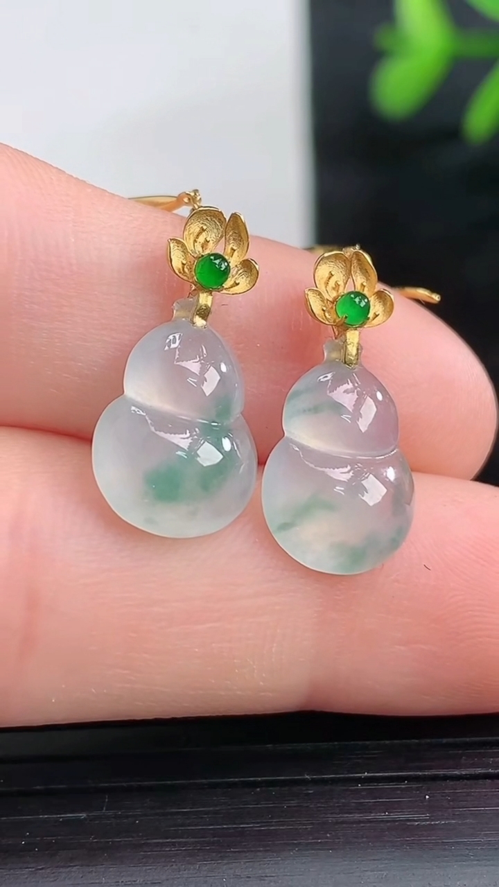 天然A货翡翠种飘花葫芦吊坠尺寸12.1-8.7-3.2重量:1.43g
3月27日