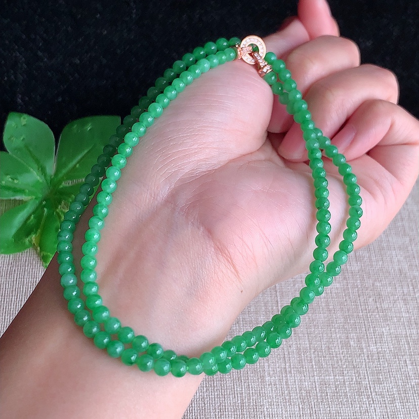 天然A货翡翠满绿圆珠项链毛衣链140颗 
尺寸3.8mm 重量15.20g 0326