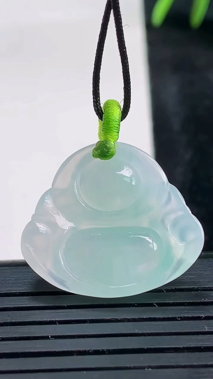 天然A货翡翠佛公吊坠尺寸21.2-25-5.6重量:4.37g
3月27日