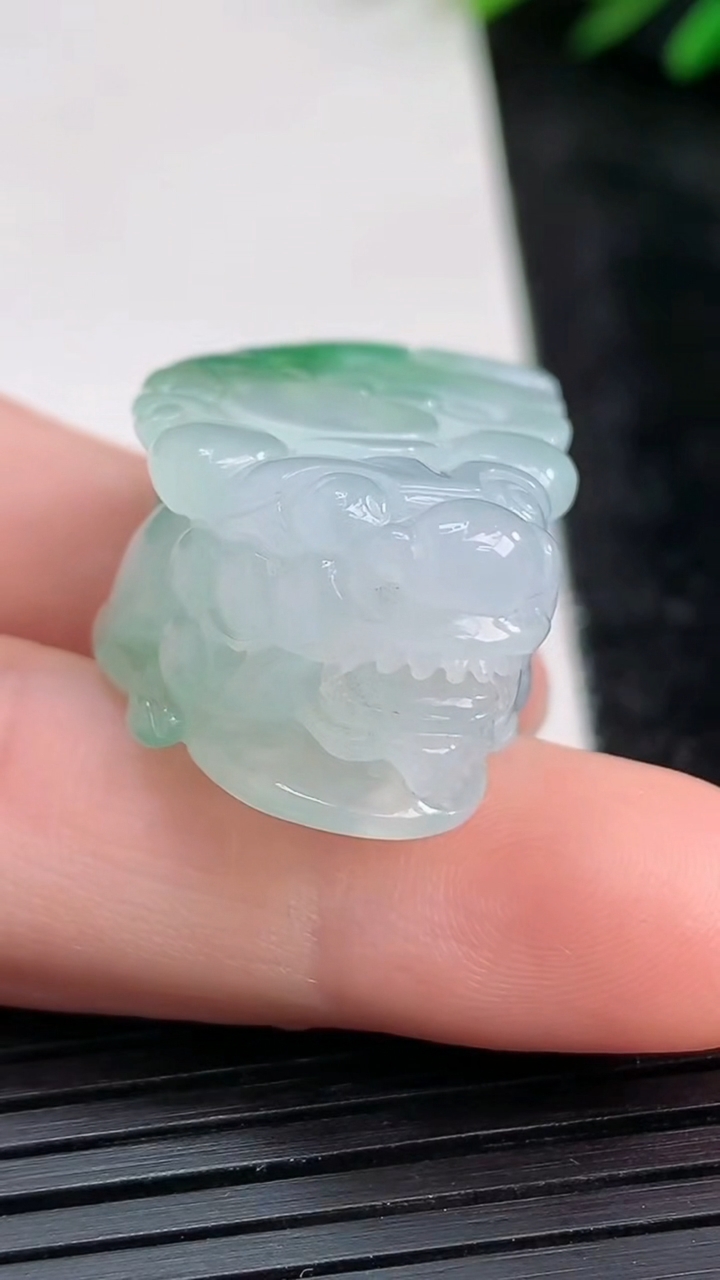 天然A货翡翠貔貅吊坠尺寸39.4-20-13.6重量:21.39g
3月27日