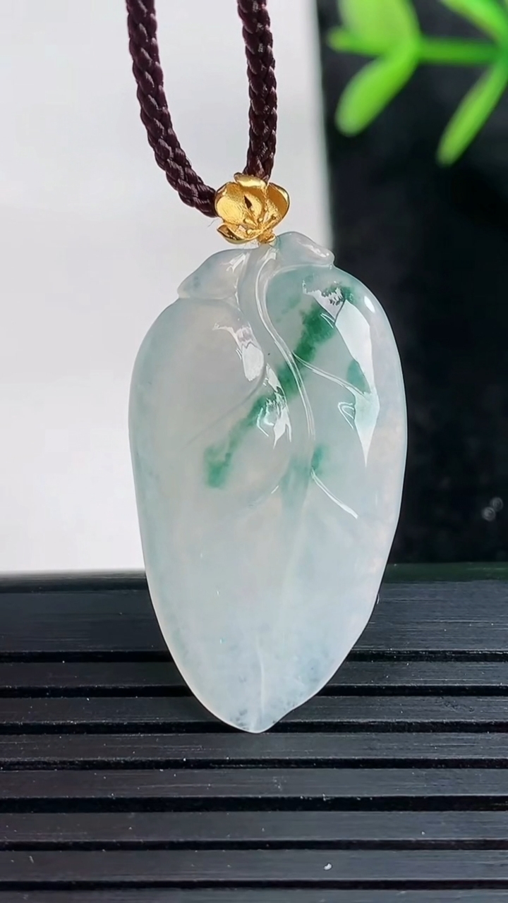 天然A货翡翠18K金飘花金枝玉叶 叶子吊坠尺寸29.5-16.5-4.5重量:3.45g
3月27日