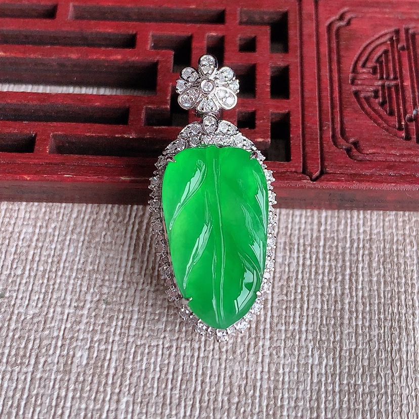 天然A货翡翠18K金伴钻镶嵌阳绿叶子金枝玉叶吊坠  
尺寸33.6-15-10裸石20.3-12mm 重量5.73g 0324