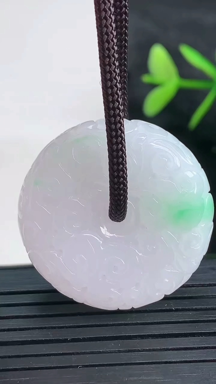 天然A货翡翠雕花平安扣吊坠尺寸29.7-10.3重量:18.21g
3月27日