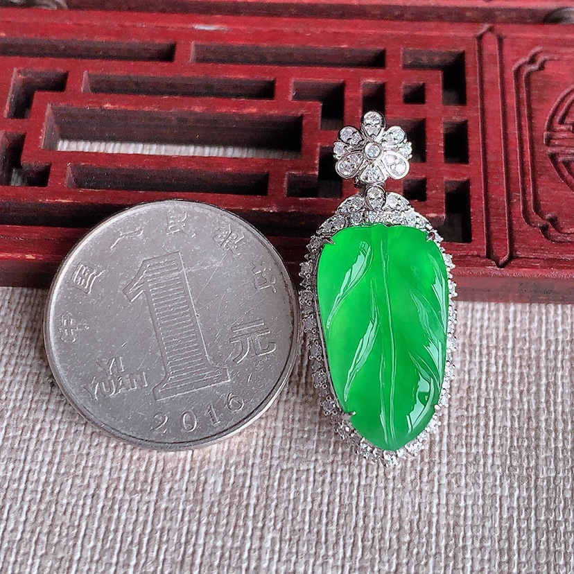 天然A货翡翠18K金伴钻镶嵌阳绿叶子金枝玉叶吊坠  
尺寸33.6-15-10裸石20.3-12mm 重量5.73g 0324