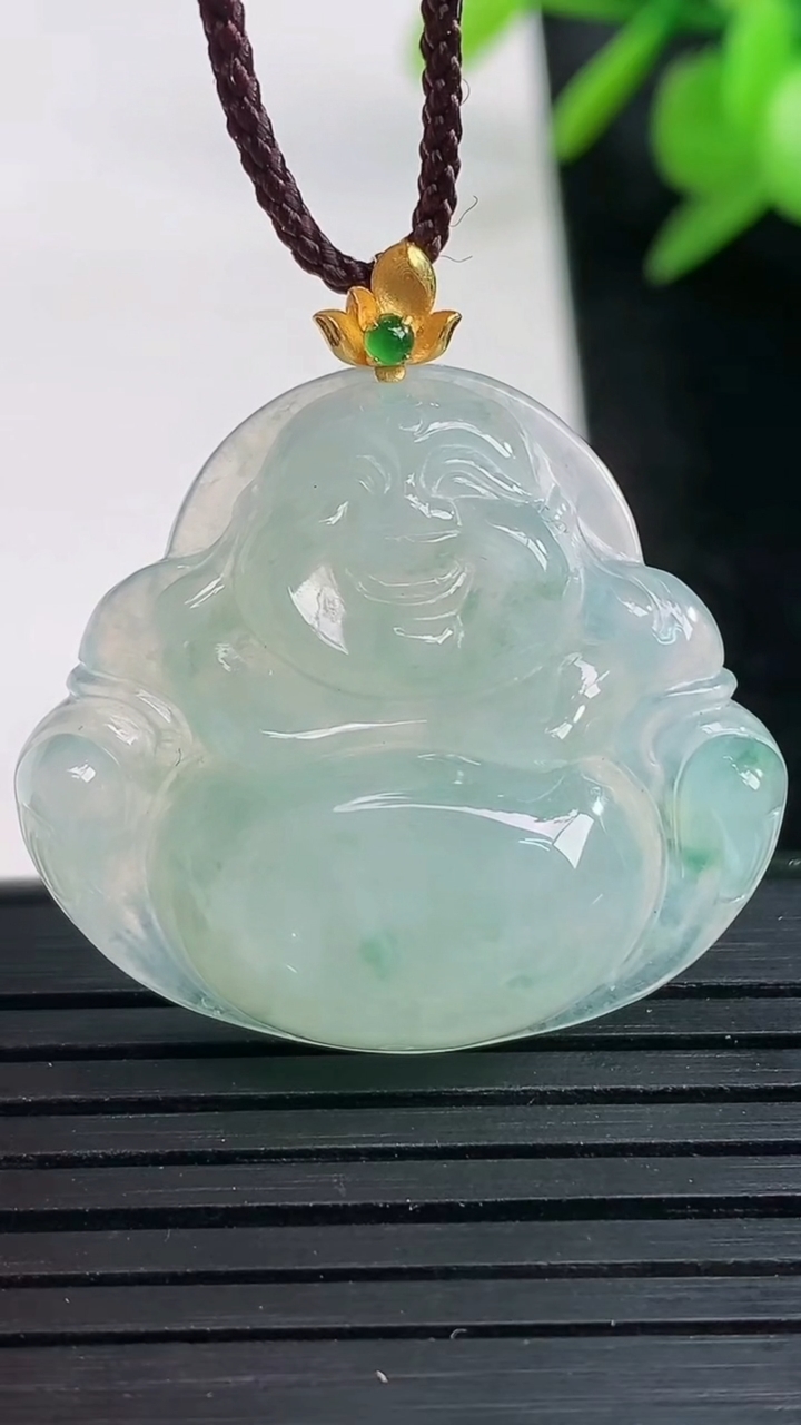 天然A货翡翠种飘花佛公吊坠尺寸26.9-30.4-6.3重量:7.33g
3月27日