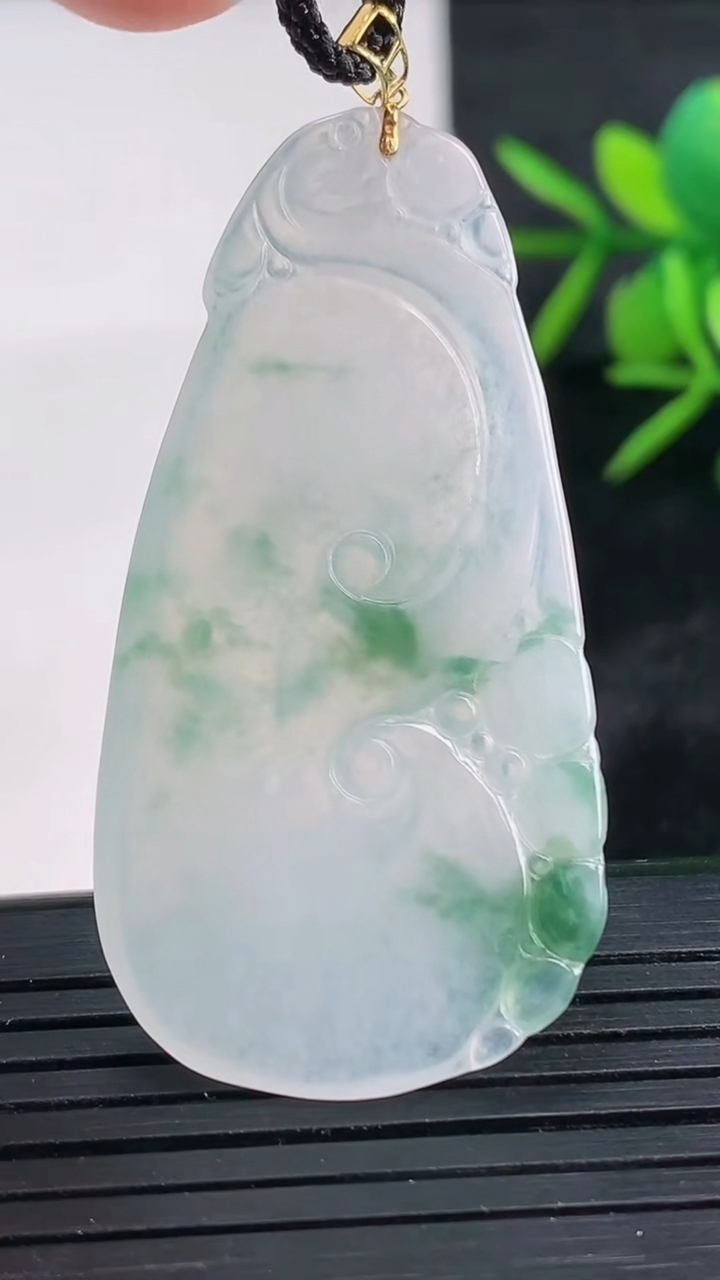 天然A货翡翠种飘花如意吊坠尺寸48-23.6-3.6重量:7.42g
3月27日