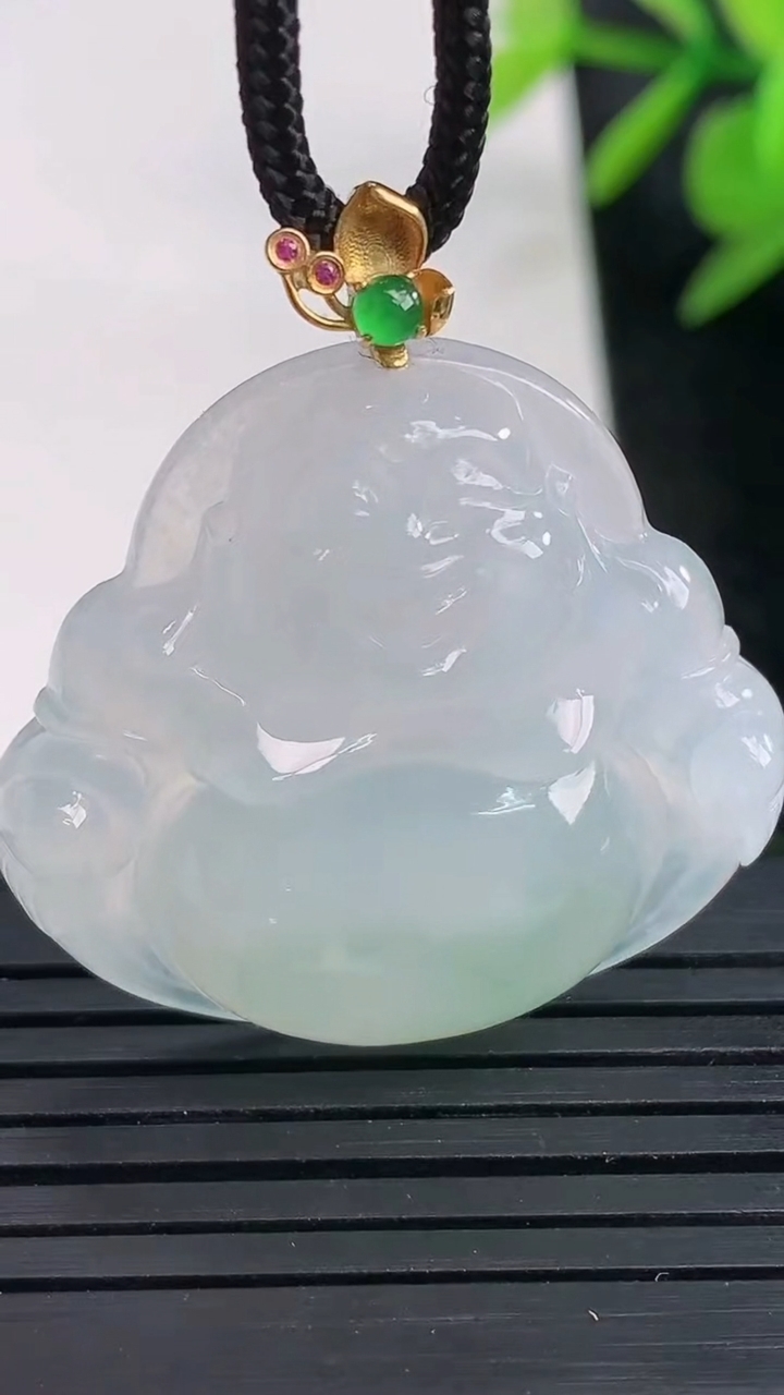 天然A货翡翠佛公吊坠尺寸29.9-32.1-6.6重量:9.48g
3月27日