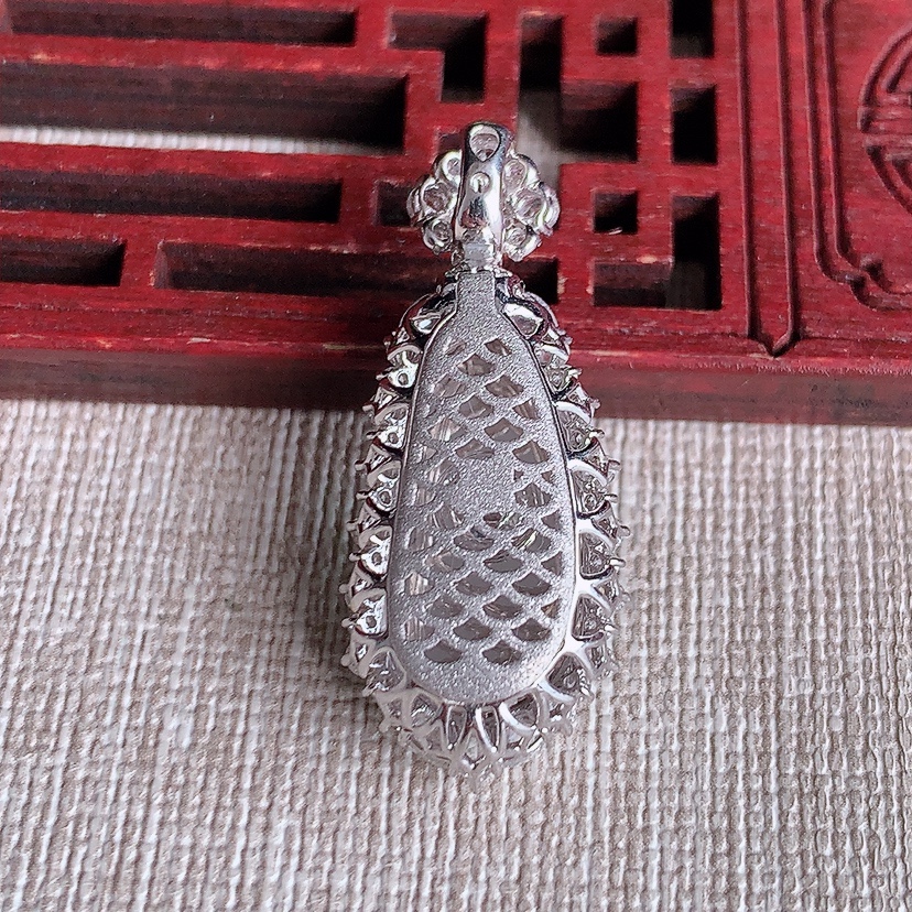 天然A货翡翠18K金伴钻镶嵌阳绿四季豆福豆平安豆吊坠 
尺寸33.7-14.4-10.2裸石20.6