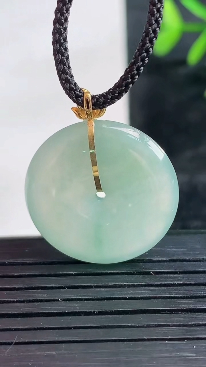 天然A货翡翠平安扣吊坠尺寸23.3-4.5重量:5.28g
3月27日