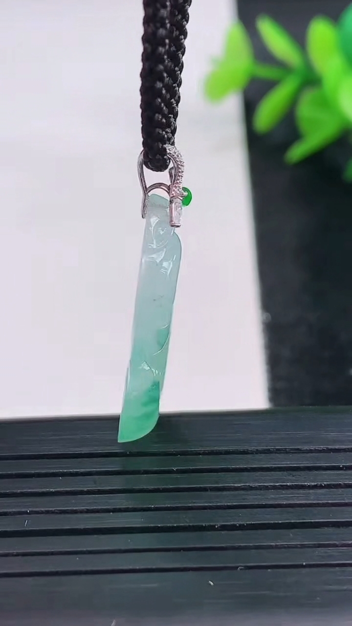 天然A货翡翠种飘花如意吊坠尺寸25.4-15.7-3.6重量:2.83g
3月27日