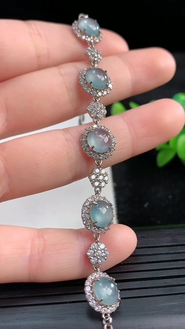 天然A货翡翠种蓝水蛋面手链尺寸6.8重量:6.25g
3月27日