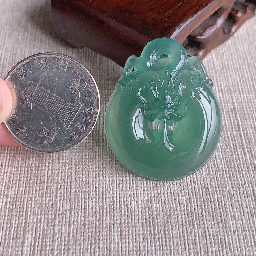 天然A货翡翠晴水龙牌吊坠 
尺寸35.6-29.2-6.2mm 重量10.40g 0326