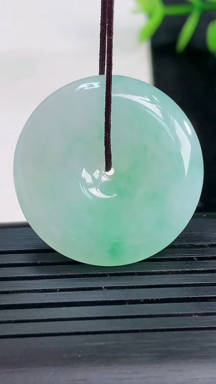 天然A货翡翠平安扣吊坠尺寸28.5-5.7重量:10.11g
3月27日