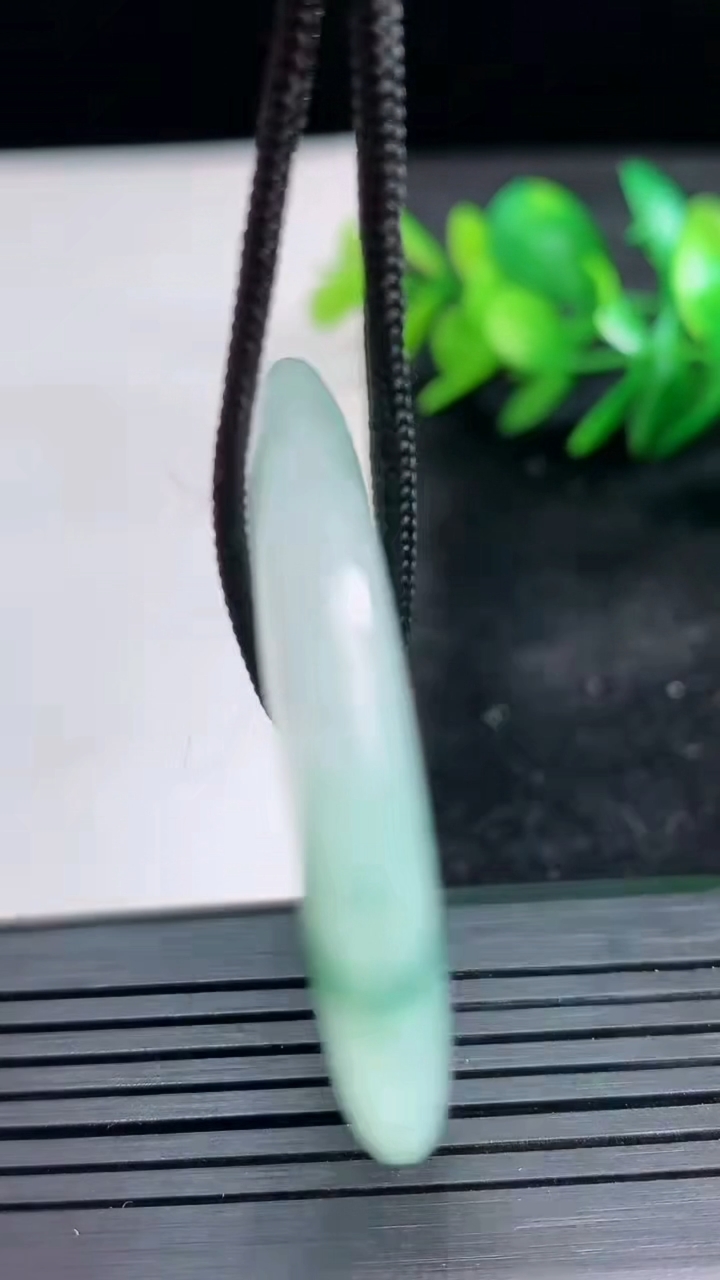 天然A货翡翠飘花平安扣吊坠尺寸44.5-6.2重量:26.88g
3月27日