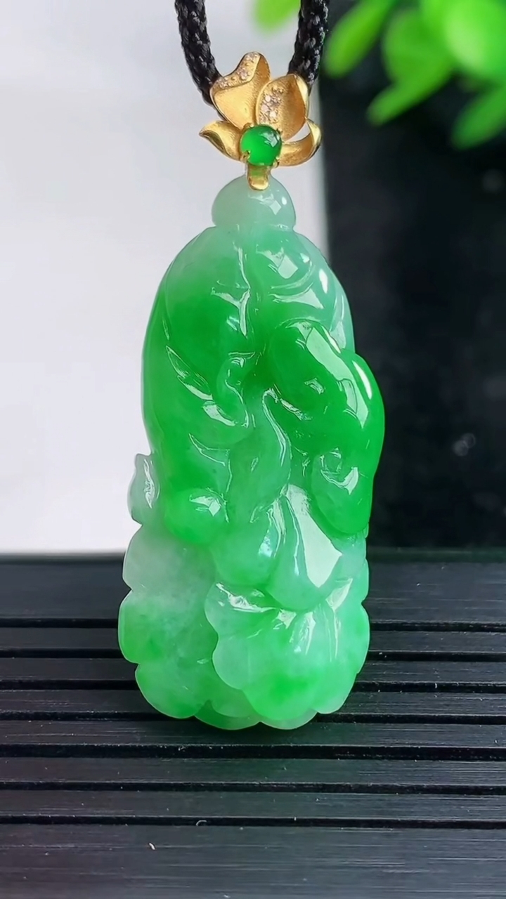 天然A货翡翠白菜吊坠尺寸35-15.2-6.2重量:6.22g
3月27日