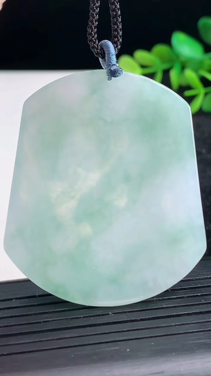 天然A货翡翠文殊菩萨吊坠尺寸51.4-44-5.6重量:26.76g
3月27日