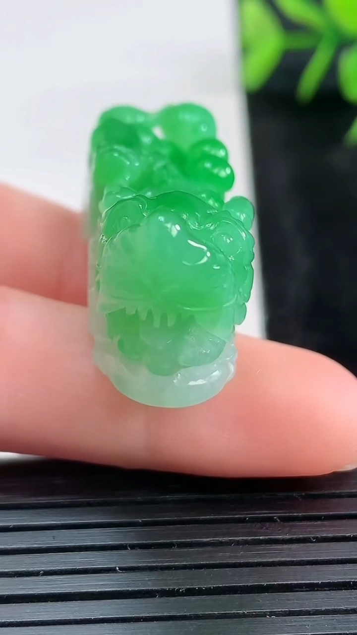 天然A货翡翠貔貅吊坠尺寸48.5-13.4-21.7重量:19.60g
3月27日
