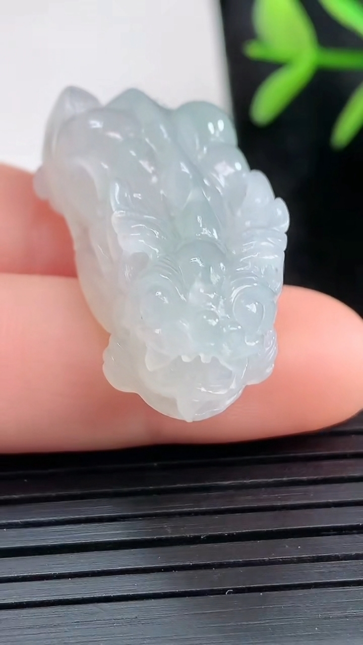 天然A货翡翠飘花貔貅吊坠尺寸34.9-16.1-12.1重量:13.26g
3月27日