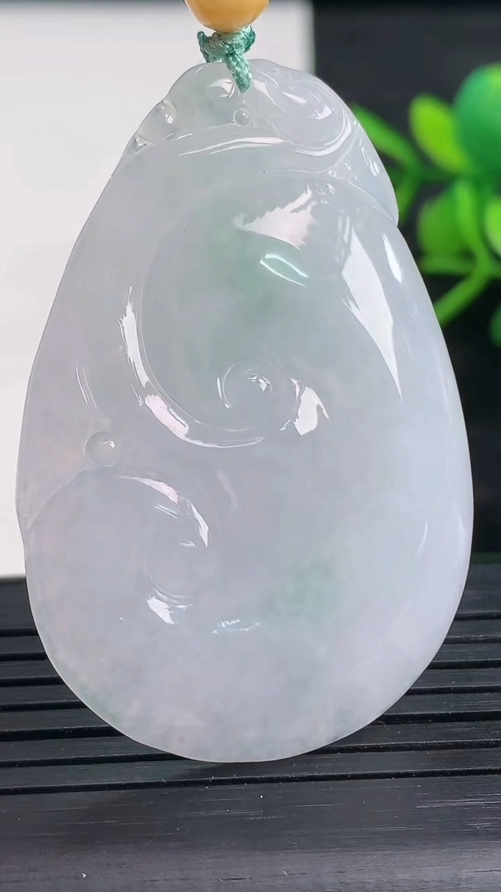 天然A货翡翠如意吊坠尺寸47.7-32.8-6重量:16.28g
3月27日