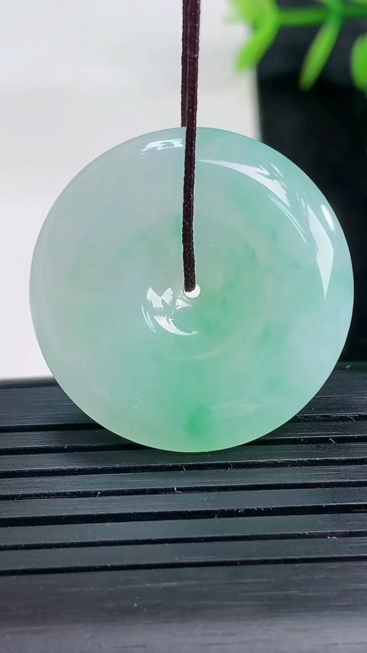 天然A货翡翠平安扣吊坠尺寸28.5-5.7重量:10.11g
3月27日