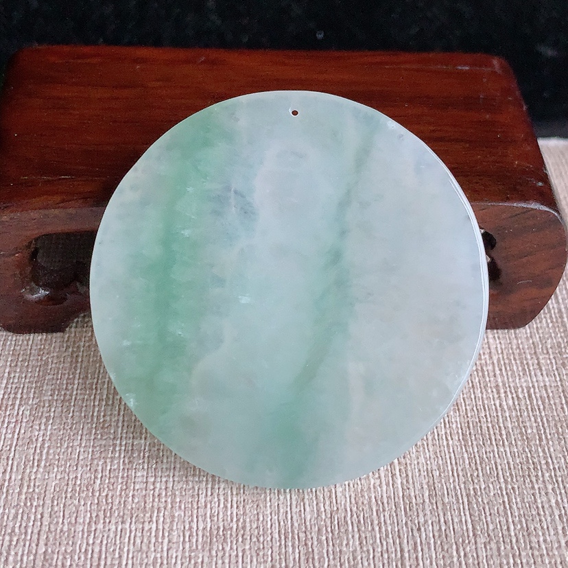 天然A货翡翠晴绿大日如来吊坠 
尺寸51.6-5.3mm 重量29.50g 0326