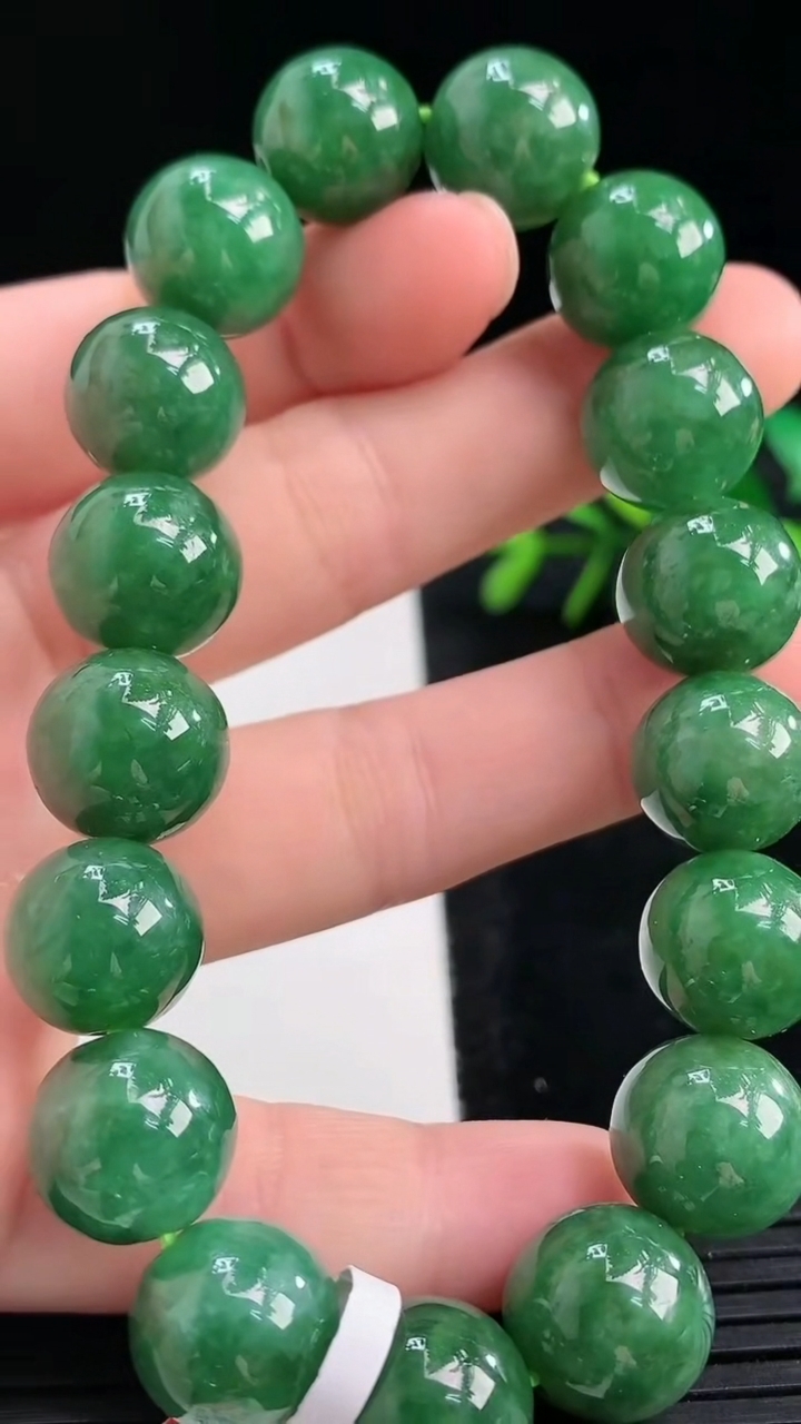 天然A货翡翠圆珠手串尺寸12-16颗重量:46.15g3月27日
工厂直销收藏佳品,种好水足，色泽均匀，有种有色，上手高大气！