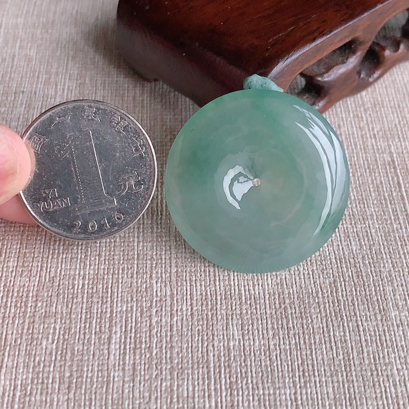 天然A货翡翠晴水飘花平安扣吊坠 
尺寸32.3-6mm 重量12.83g 0326