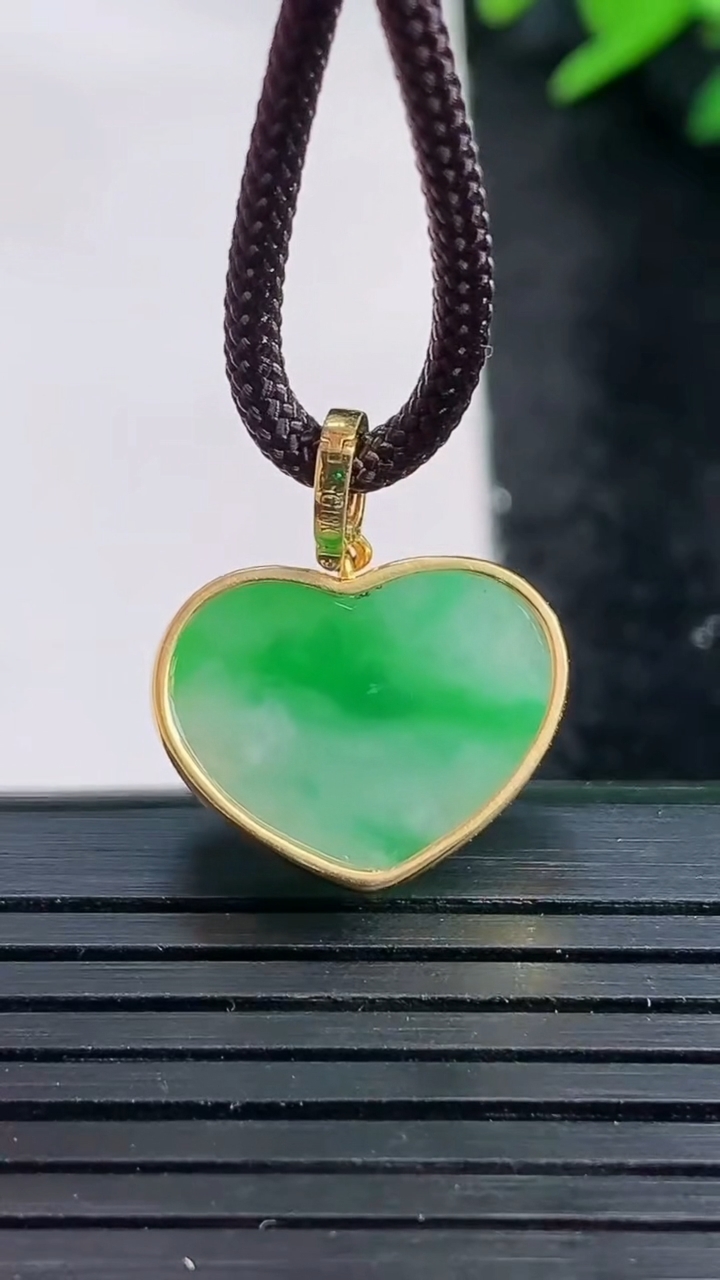 天然A货翡翠爱心吊坠尺寸14.2-17.2-4.5重量:3.24g
3月27日