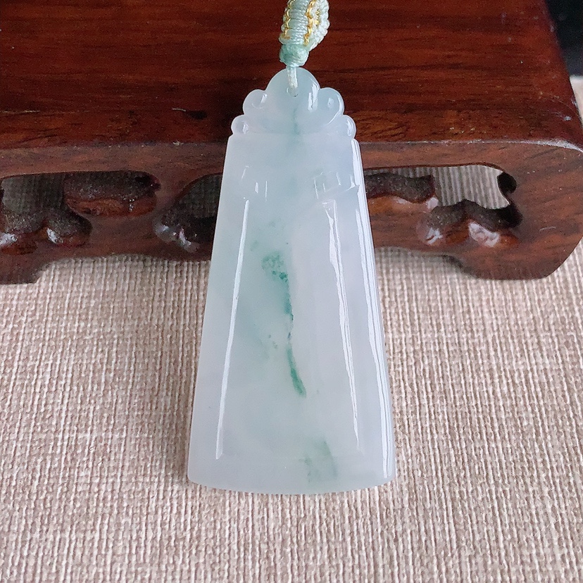 天然A货翡翠飘花大势至菩萨吊坠 
尺寸49.2-23.8-4.6mm 重量10.90g 0326