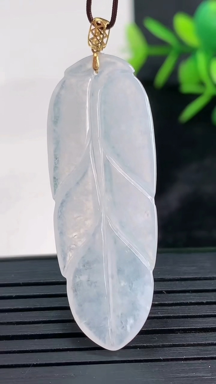 天然A货翡翠种白冰金枝玉叶 叶子吊坠尺寸43.9-15.9-3.8重量:5.26g
3月27日