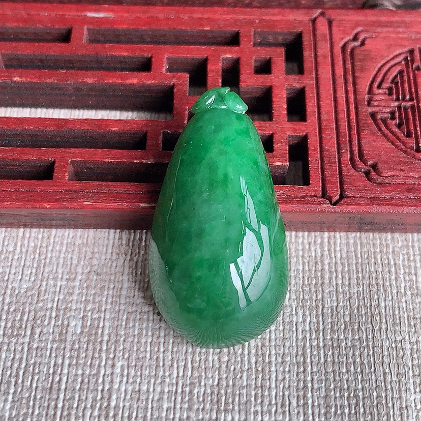 天然A货翡翠满绿福瓜吊坠  
尺寸31.7-17-9.5mm 重量8.60g 0326