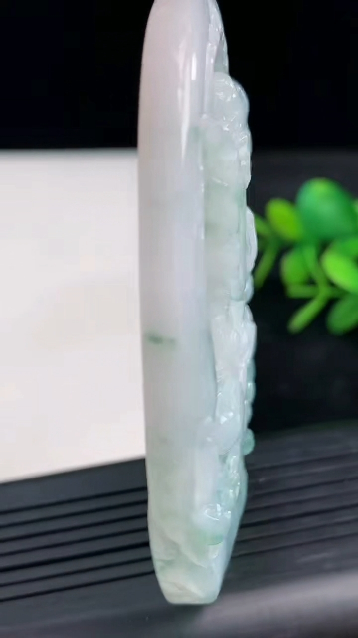 天然A货翡翠飘花虚空藏菩萨吊坠尺寸73-47-8.6重量:67.26g
3月27日