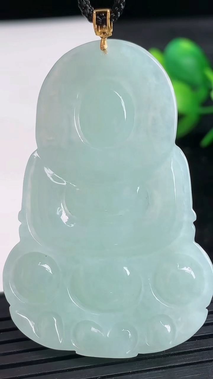 天然A货翡翠观音菩萨吊坠尺寸55-36.8-6.8重量:21.95g
3月27日