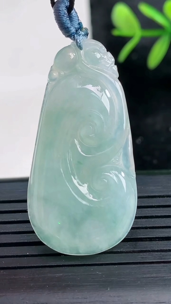 天然A货翡翠如意吊坠尺寸38.7-19.8-5重量:7.21g
3月27日