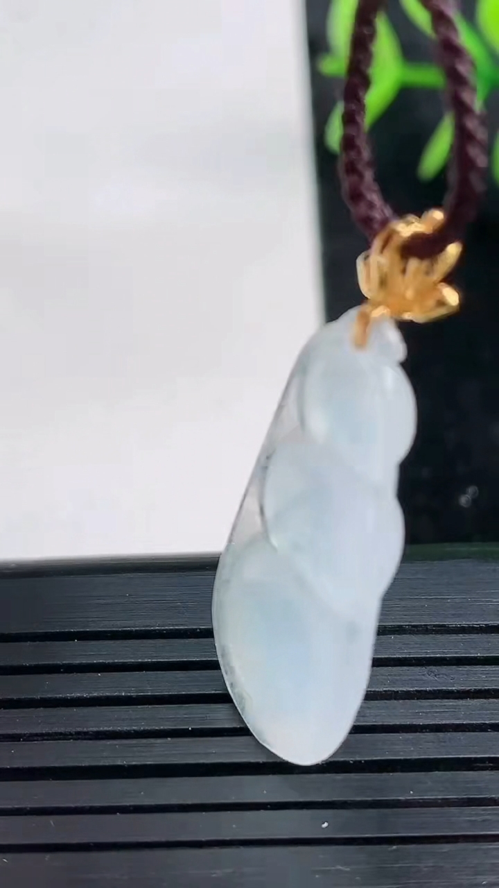 天然A货翡翠种白冰福豆吊坠尺寸28.8-14.6-5.3重量:3.23g
3月27日
