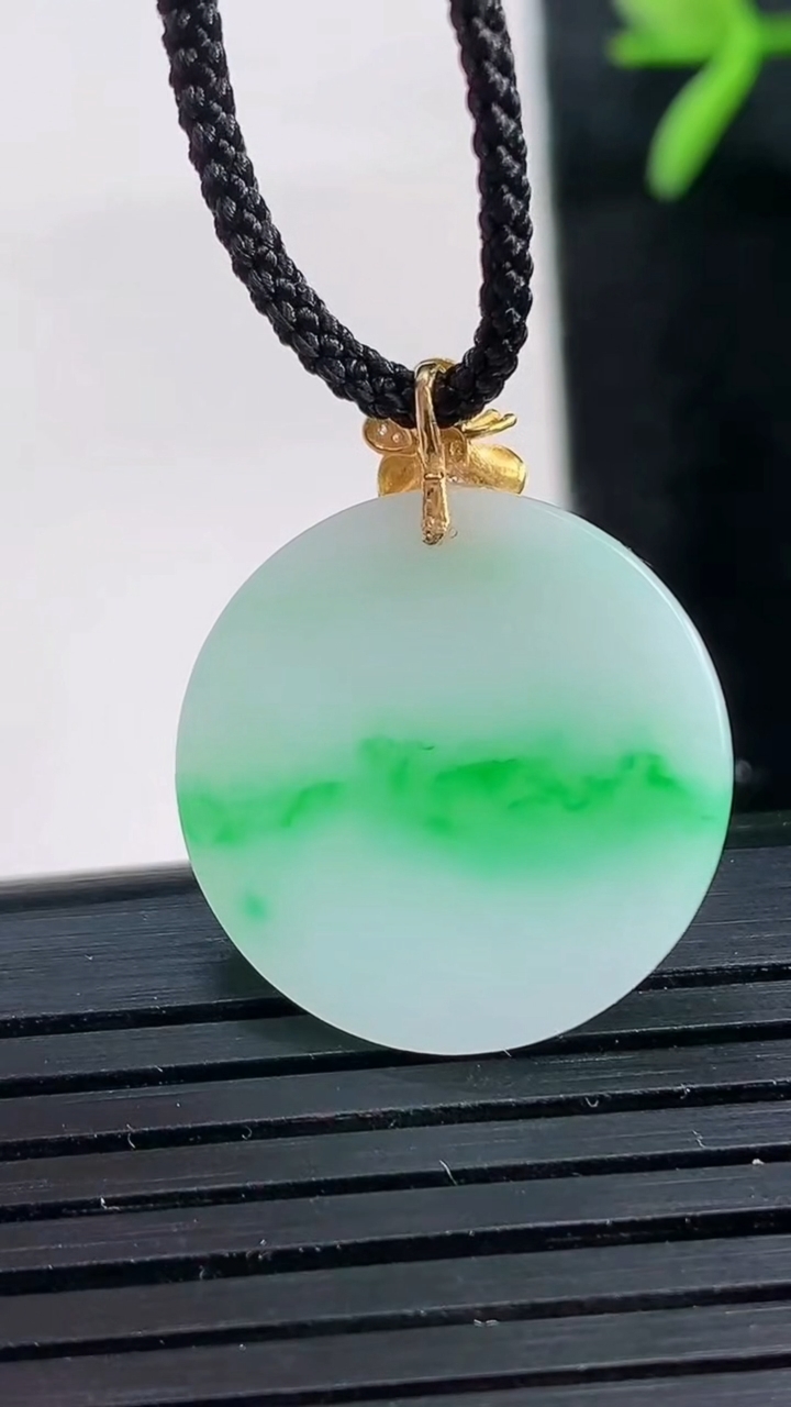 天然A货翡翠无事牌吊坠尺寸20-1.6重量:2.13g
3月27日