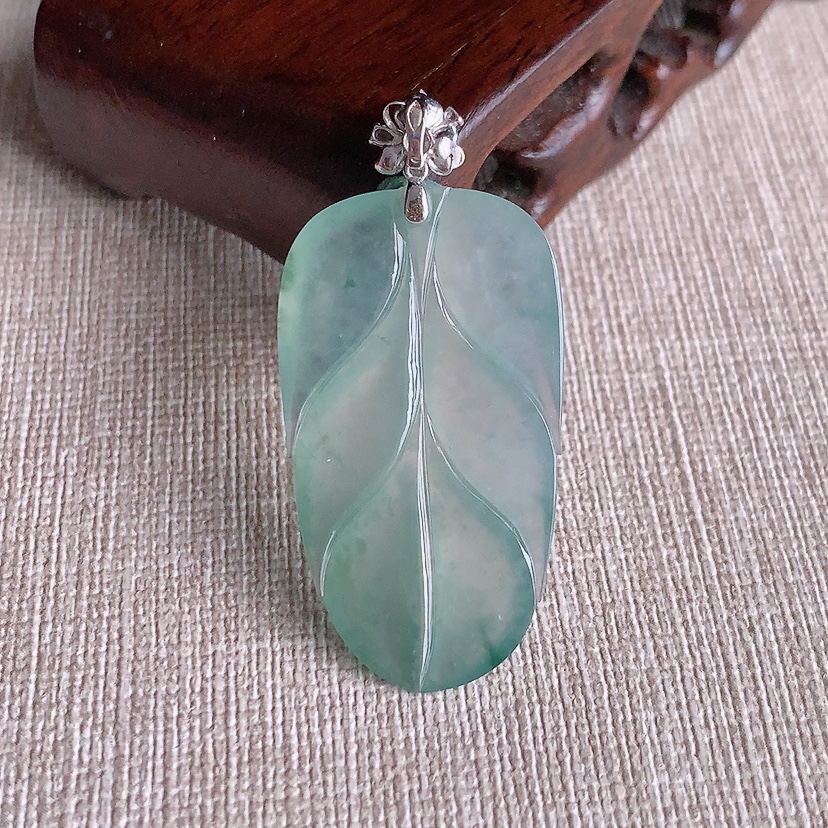 天然A货翡翠18K金扣头飘花叶子金枝玉叶吊坠 
尺寸44.8-37-21-4.4mm 重量7.03g