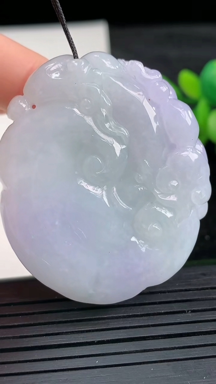 天然A货翡翠紫罗兰如意吊坠尺寸48.3-41.2-12.4重量:49.00g
3月27日