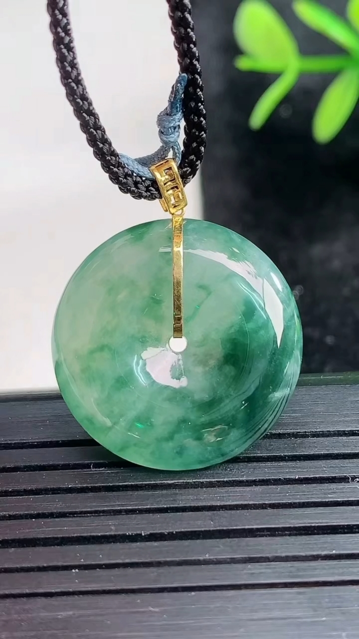 天然A货翡翠18K金飘花平安扣吊坠尺寸22.7-5.5重量:6.18g
3月27日