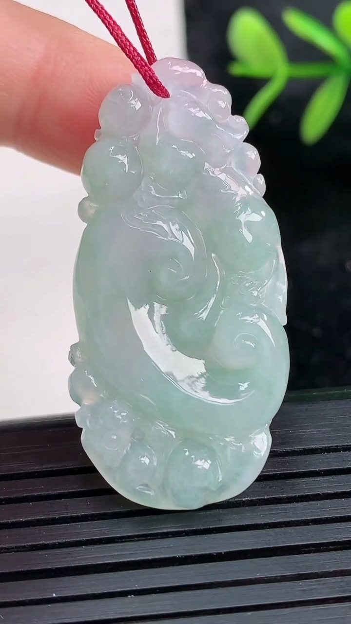 天然A货翡翠如意吊坠尺寸40.3-19.1-5.1重量:8.03g
3月27日