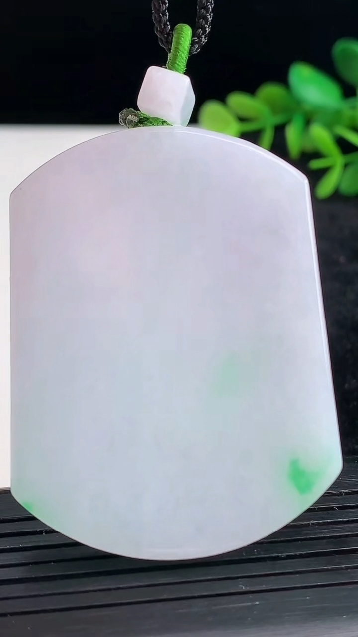 天然A货翡翠无事牌吊坠尺寸53.8-40.8-5.9重量:40.13g
3月27日