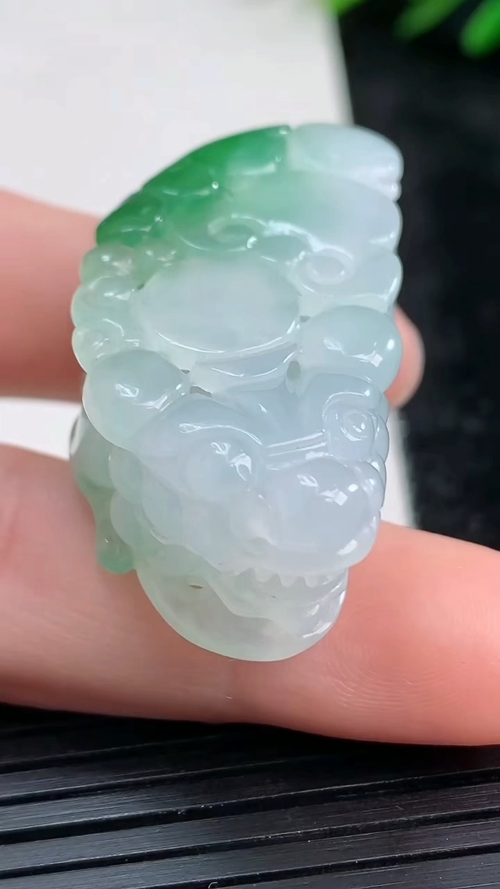 天然A货翡翠貔貅吊坠尺寸39.4-20-13.6重量:21.39g
3月27日