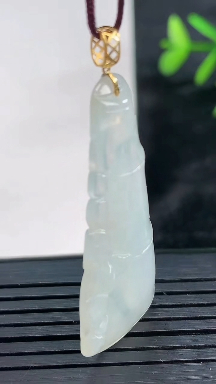 天然A货翡翠种白冰节节高升 竹节吊坠尺寸38.4-18.9-4.6重量:4.57g
3月27日